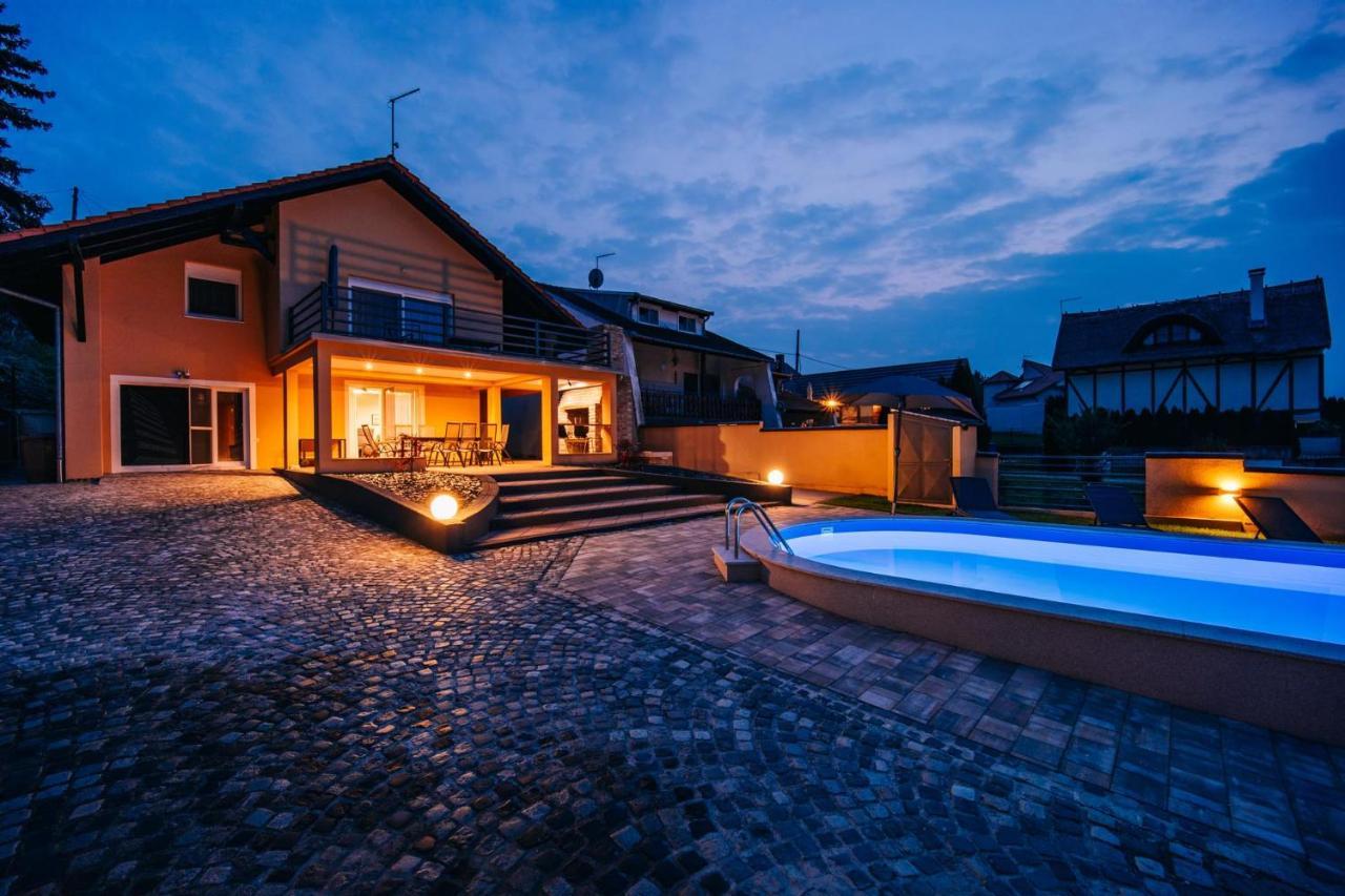 Villa Aljmaš エクステリア 写真